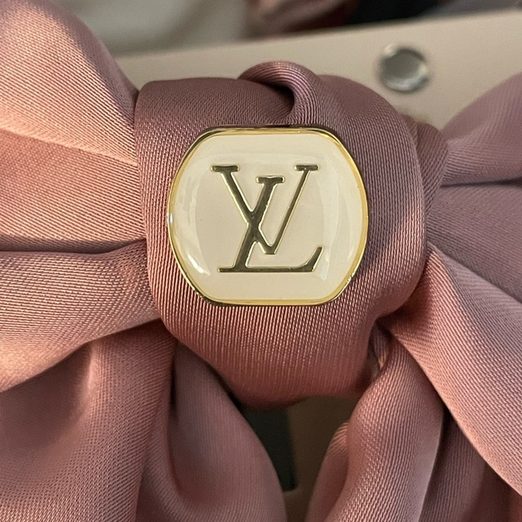⚡️FLASH SALE⚡️Louis Vuitton Button on New Satin Bow - Picture 2 of 3